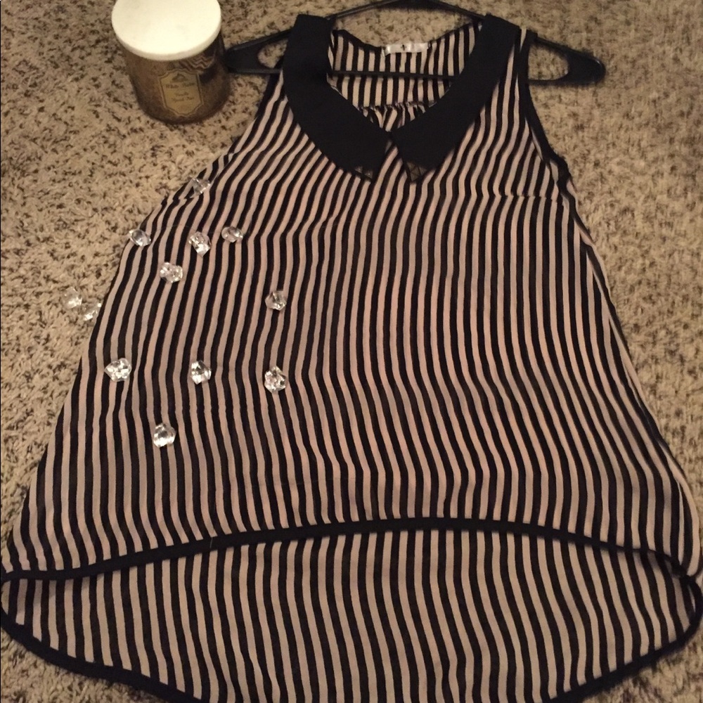 Sleeveless v-neck blouse